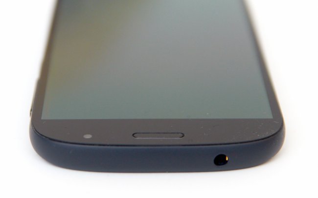 YotaPhone 2: Durch die runden Kanten liegt das Smartphone sehr gut in der Hand